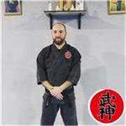 Profesor federado da clases de defensa personal y artes marciales