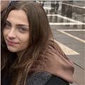 Studentessa che offre aiuto ai ragazzi nella lingua russa