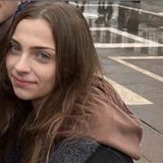 Studentessa che offre aiuto ai ragazzi in difficoltà con la lingua Inglese