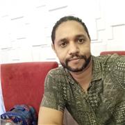 Profesor de portugués impartir clases a jovenes adultos