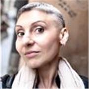 Artista contemporanea, laureata con lode in pittura, esperta di disegno e tecniche pittoriche e 