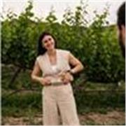 Profesional del marketing digital especializada en redes sociales y creación de contenido. 