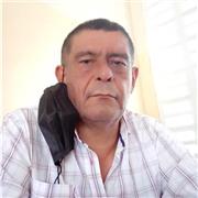 Profesor de dibujo imparte clases a niños de todas las edades