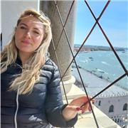 Corsista del Corso Interpreti di Brescia, madrelingua segnante in quanto figlia di genitori sordi segnanti, assistente alla comunicazione ed educatrice con persone sorde offre lezioni e ripetizioni di Lingua dei Segni Italiana e Cultura Sorda