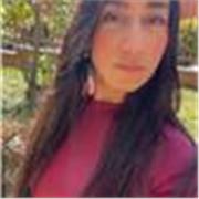 Profesora de manualidades para niños y jóvenes