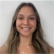 Profesora de inglés que imparte clases online a niños entre 7-15 años