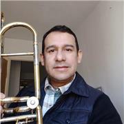 Profesor de música, con énfasis en instrumentos de viento metal (tuba, trompeta, barítono, trombón), solfeo, iniciación musical