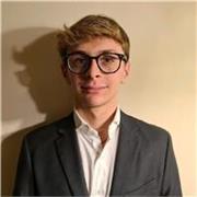 Studente Bocconi esperto in contabilità ed economia aziendale