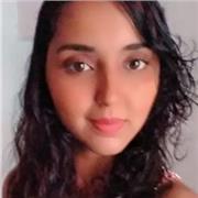 Profesora de literatura imparte clases a jóvenes para la comprensión lectora