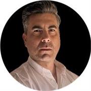 Metódico, responsable, dinámico, extrovertido, agradable, eficiente, alegre y exigente.