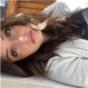 Ragazza neodiplomata offre lezioni di inglese a studenti delle medie/elementari