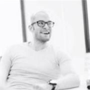 Profesor de marketing digital con más de 10 años de experiencia internacional. Ofrezco clases online y presenciales en Madrid para