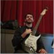 Insegnate di chitarra con anni di esperienza, impartisce lezioni a Milano a prezzi modici. Diplomato preso Civici Corsi di Jazz