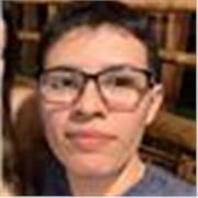 Profesora de inglés imparte clases a niños de todas las edades