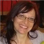 Insegnante di matematica impartisce lezioni a studenti di scuola media