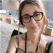 Insegnante di italiano con tre anni di esperienza alle spalle, offre lezioni personalizzate per bambini e adulti