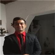 Profesor de historia imparte clases a estudiantes de cualquiera edad