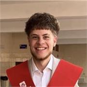 Chico joven que acaba de obtener el título de Técnico en sistemas microinformaticos y redes. Podría ayudar a niños de primaria.