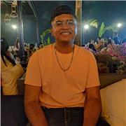 Joven profesor con ganas de compartir su conocimiento con los demás