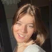 Étudiante voulant aider les enfants en école primaire