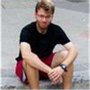 CLASE DE TENIS:
¡Hola! Me llamo Luciano Dagnino, soy profesor de tenis, actualmente estoy dando clases particulares en Madrid