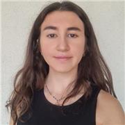 Soy una estudiante universitaria de último curso que ofrece clases particulares de inglés, presenciales u online, a un precio rentable y dispuesta a ofrecer también apoyo escolar en la organización del estudio del alumno