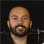 Laureato in Lingue e Letterature Straniere presso l'Università Cattolica impartisce lezioni di inglese a persone di tutte le età