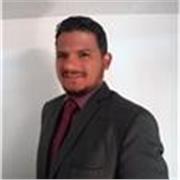 Profesor de música imparte clase a todos los interesados