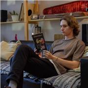 I am an IT university student who explains Python programming in simple terms for teenagers.