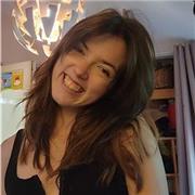 Etudiante souriante en science du langage qui donne des cours de soutien et aide aux devoirs.