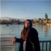 Imparto clases de castellano y de catalán. En Barcelona, podría ir a sus casas o que los niños vinieran a la mía o incluso online. Me encantan los niños pequeños y me considero una persona empática y profesional con mi trabajo.