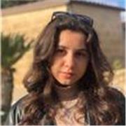 Studentessa di inglese dà lezioni a studenti delle scuole secondarie di primo grado e scuole primarie