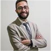 Infermiere impartisce lezioni a studenti in Infermieristica