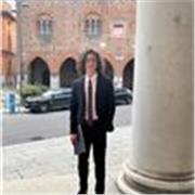 Studente impartisce lezioni a ragazzi di elementari e medie