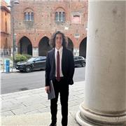 Studente impartisce lezioni a ragazzi di elementari e medie