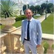 Responsabile amministrativo e HR impartisce lezioni di economia aziendale a ragazzi delle superiori e università