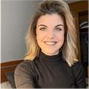 Profesora con titulación sanitaria imparte clases de biología a todas las edades