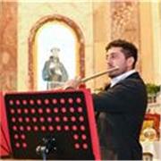 Laureato in flauto traverso presso il conservatorio Domenico Cimarosa di Avellino offre ripetizioni di musica , solfeggio , storia della musica , strumento