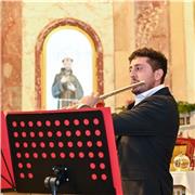 Laureato in flauto traverso presso il conservatorio Domenico Cimarosa di Avellino offre ripetizioni di musica , solfeggio , storia della musica , strumento