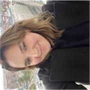 Profesora de inglés imparte clase a niños de todas las edades