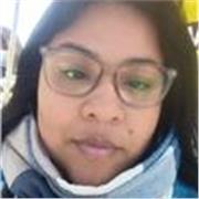 Estudiante del profesorado de educación secundaria en matemáticas da clases a niños y adolescentes