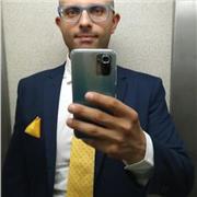 Insegnante di Inglese impartisce lezioni private a studenti della scuola elementare