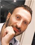 Docente di scuola superiore e ingegnere informatico impartisce lezioni di materie informatiche per superiori