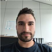Deutsh-Lehrer, der Kinder aller Altersgruppen online unterrichtet.