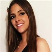 Profesora de psicología imparte clases a niños de 5 a 12 años