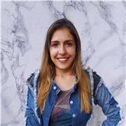 Diseñadora de moda con más de 6 años de experiencia, Especializada en moda digital, imparto clases de forma online