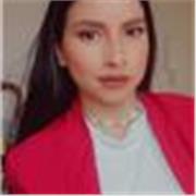 Profesora de lengua castellana y literatura imparte clases a estudiantes de todas las edades