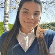 Actuellement en formation pour devenir éducatrice spécialisée, je donne des cours de soutien en français pour les enfants en primaire, mais également pour les adolescents au collège