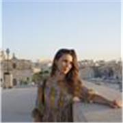 Estudiante italiana de 23 que actualmente vive y estudia en Madrid, que ama enseñar y conoce muchos idiomas