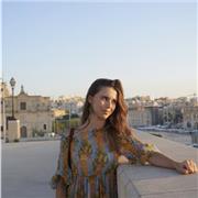 Estudiante italiana de 23 que actualmente vive y estudia en Madrid, que ama enseñar y conoce muchos idiomas